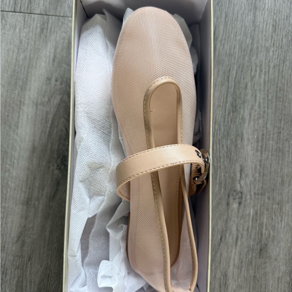 Women's Beige Slip-On Mesh Mary Jane with working buckle, NIB  size 7 medium - Picture 4 of 5